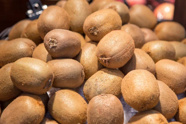 Muitos kiwis em supermercados — Fotografia de Stock