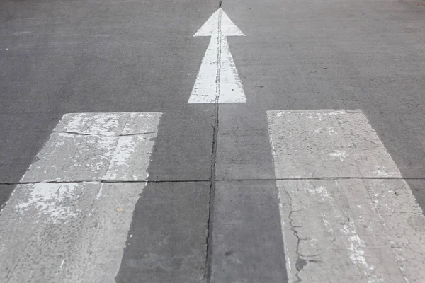 Arrow symbol and crosswalk — Stock Photo, Image