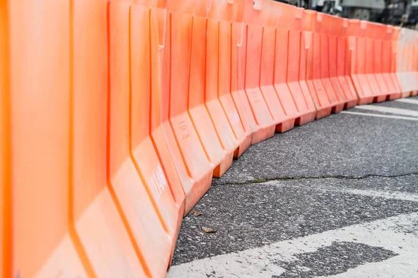 Yolda turuncu bariyer