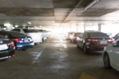 Otoparkta çok araba var.