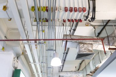 Klima boruları ve tavan elektrik sistemi