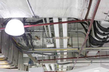 Klima boruları ve tavan elektrik sistemi