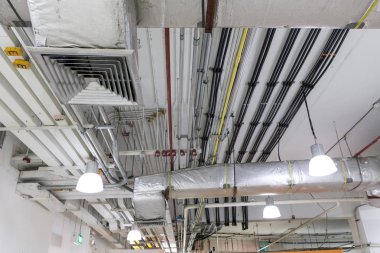 Klima boruları ve tavan elektrik sistemi