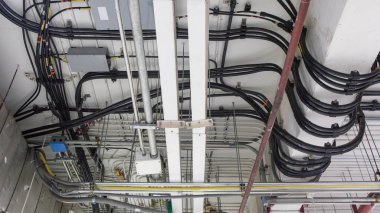Klima boruları ve tavan elektrik sistemi