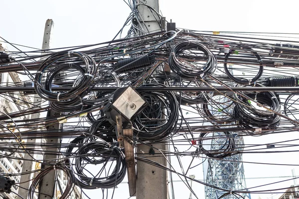 Cables de alto voltaje, enredo y peligro — Foto de Stock