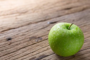 ahşap üzerine taze yeşil elma