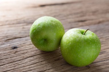ahşap üzerine taze yeşil elma