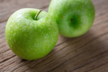 ahşap üzerine taze yeşil elma