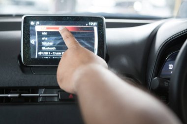 Eller LCD 'ye değiyor.