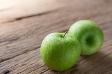 ahşap üzerine taze yeşil elma