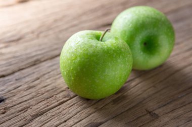 ahşap üzerine taze yeşil elma
