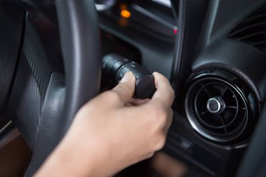 Kadın eli farları ayarlıyor.