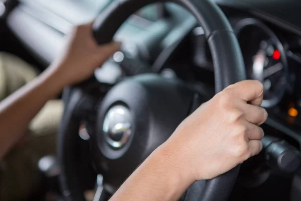 Woman hand holding steering wheel — Stock Photo, Image