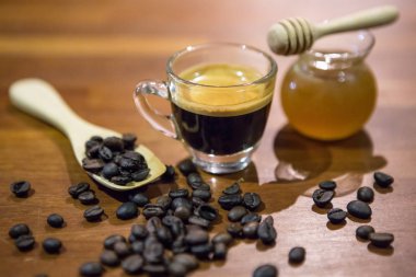 Bal kavanozu, kahve fincanı ve kahve çekirdeği.