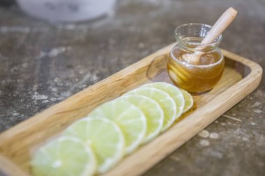 Limon dilimi ve bal kavanozu