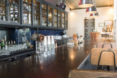 Restoranda bar tezgahı