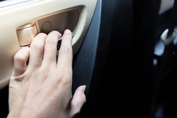 Kadın eli kapıyı tutuyor.