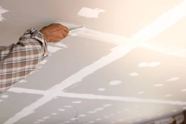 İşçilerin elleri tavanı tamir ediyor.