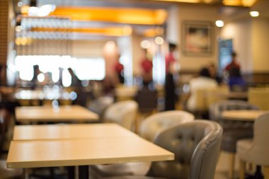 Restorandaki insanlar bulanık.