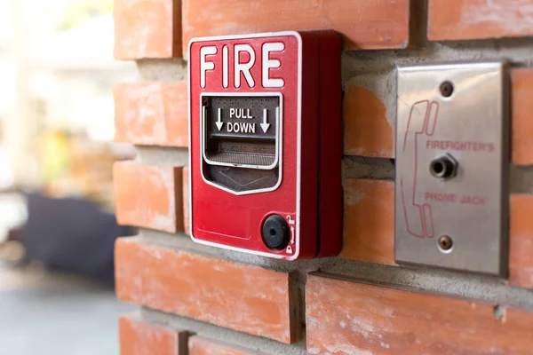 Tuğla duvarda yangın alarmı sinyali