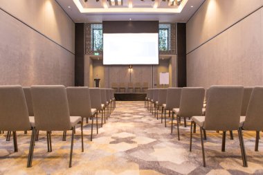 Seminer odasında bir sürü sandalye var.