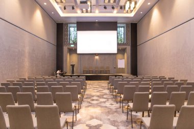 Seminer odasında bir sürü sandalye var.