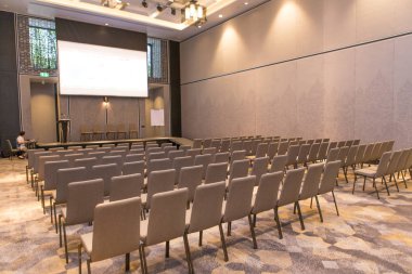 Seminer odasında bir sürü sandalye var.
