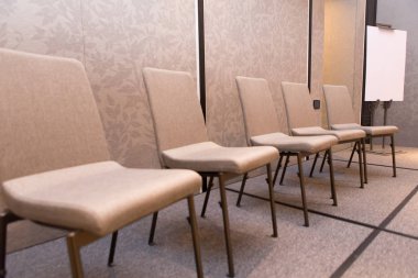 Sandalyeler ve sunum kurulu sahneye.