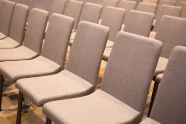 Seminer odasında bir sürü sandalye var.