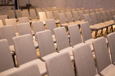 Seminer odasında bir sürü sandalye var.