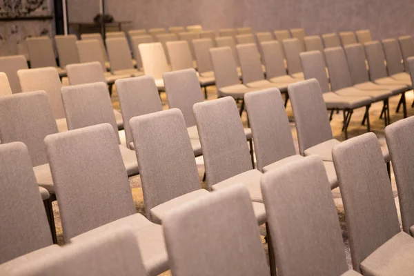 Wiele krzeseł w sali seminaryjnej — Zdjęcie stockowe