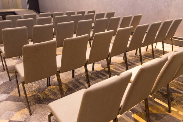 Nombreuses chaises dans la salle de séminaire — Photo