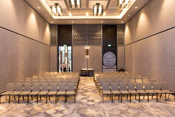 Seminer odasında bir sürü sandalye var.