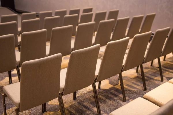 Nombreuses chaises dans la salle de séminaire — Photo