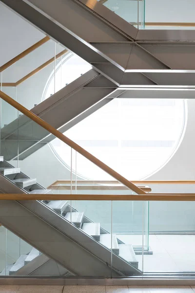 çelik merdiven ve yuvarlak pencere