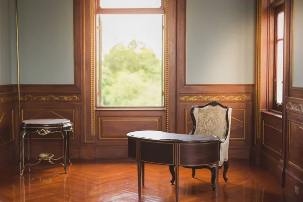 Antika ofisinde masa ve sandalye.