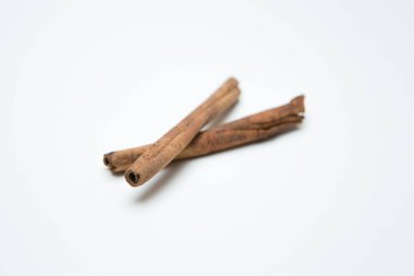 Beyaz arkaplanda tarçın