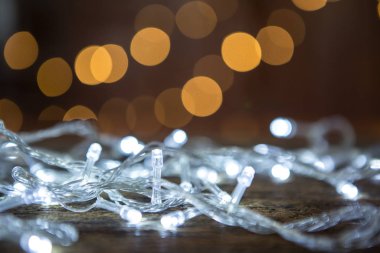 Seçici odak noktası, ahşap sırta uzanan güzel ışıklar.