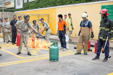 İtfaiyeciler halkı fitili söndürme konusunda eğitiyor.