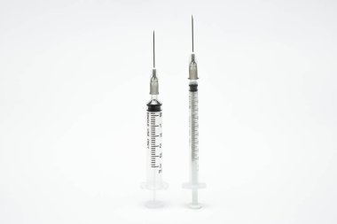 Beyaz zemin üzerinde bir şırınga