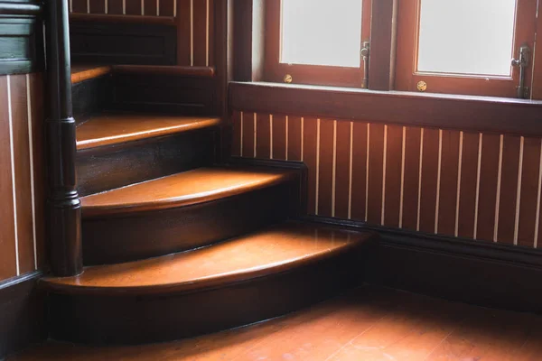 Escadas de madeira em uma casa antiga — Fotografia de Stock