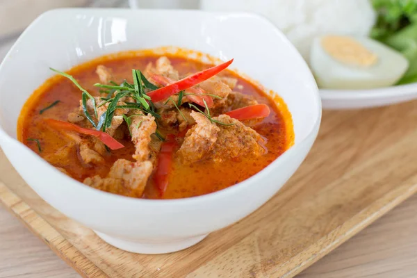 Popüler Tayland Mutfağı Panang ve pirinç