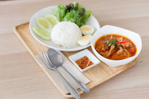 Suosittu thaimaalainen keittiö Panang ja riisi — kuvapankkivalokuva