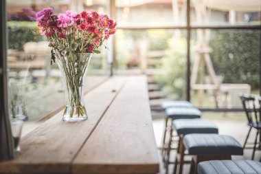 Vazodaki çiçekler tezgahın üzerinde