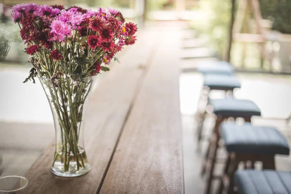 Flores no vaso no balcão — Fotografia de Stock