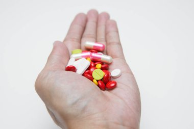 Beyaz sırtlı pek çok ilaç kapsülünün seçici odak noktası