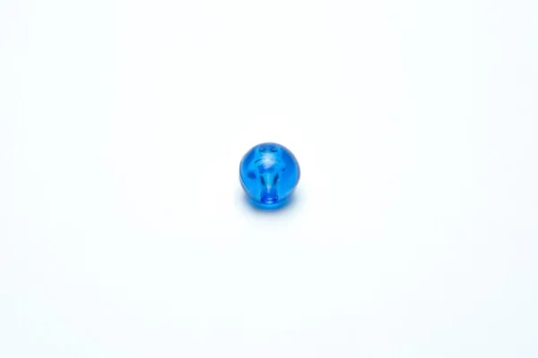 Fehér alapon kék gyöngy — Stock Fotó