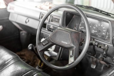 Eski Toyota kamyonetin direksiyonu.