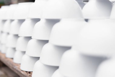 Bir sürü beyaz kase üst üste