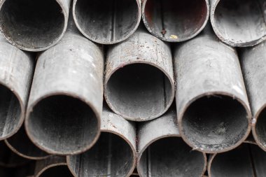 İnşaat için eski çelik boru.